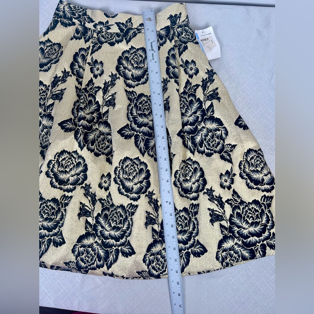 Gracia Shiny Gold and Black Floral‎ Flare Skirt Size Small NWT - Picture 6 of 9